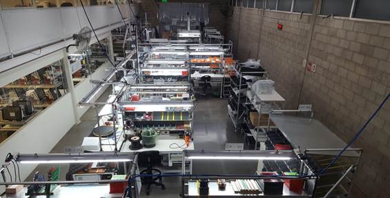 Imagen que contiene interior, tabla, barco, grande

Descripción generada automáticamente